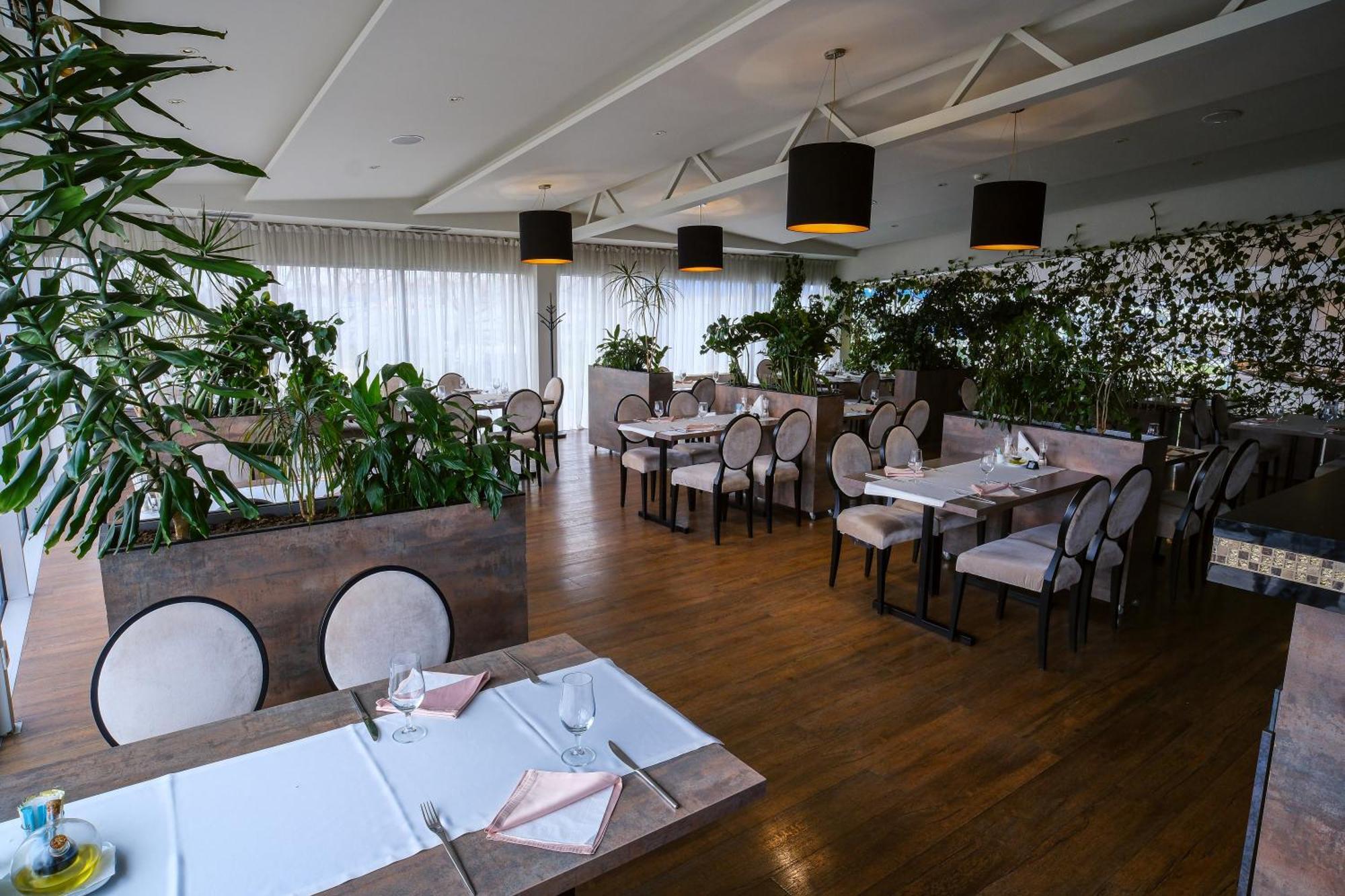 Hotel Crystal Light Nis Exterior foto
